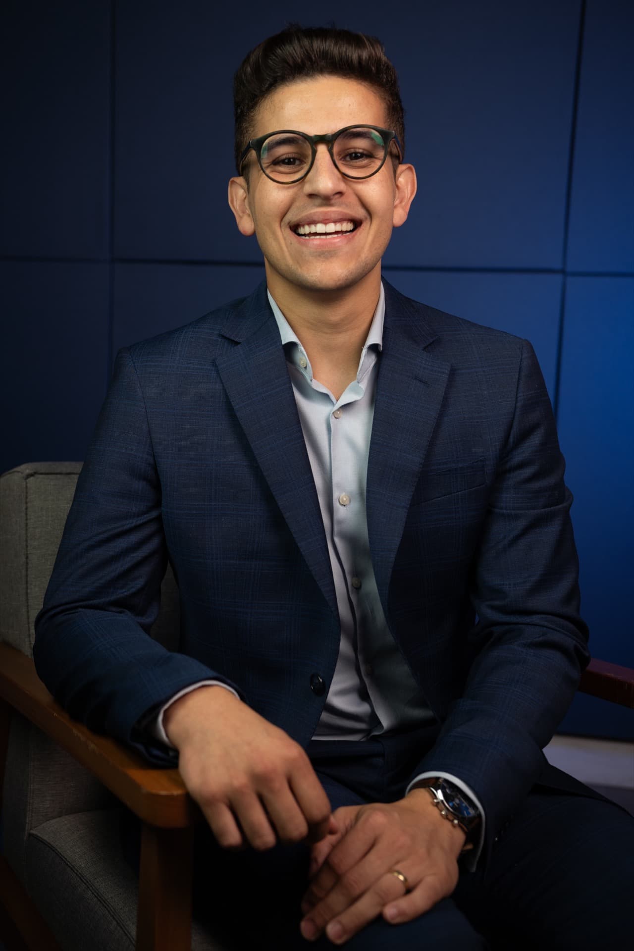 Lucas Monção sentado