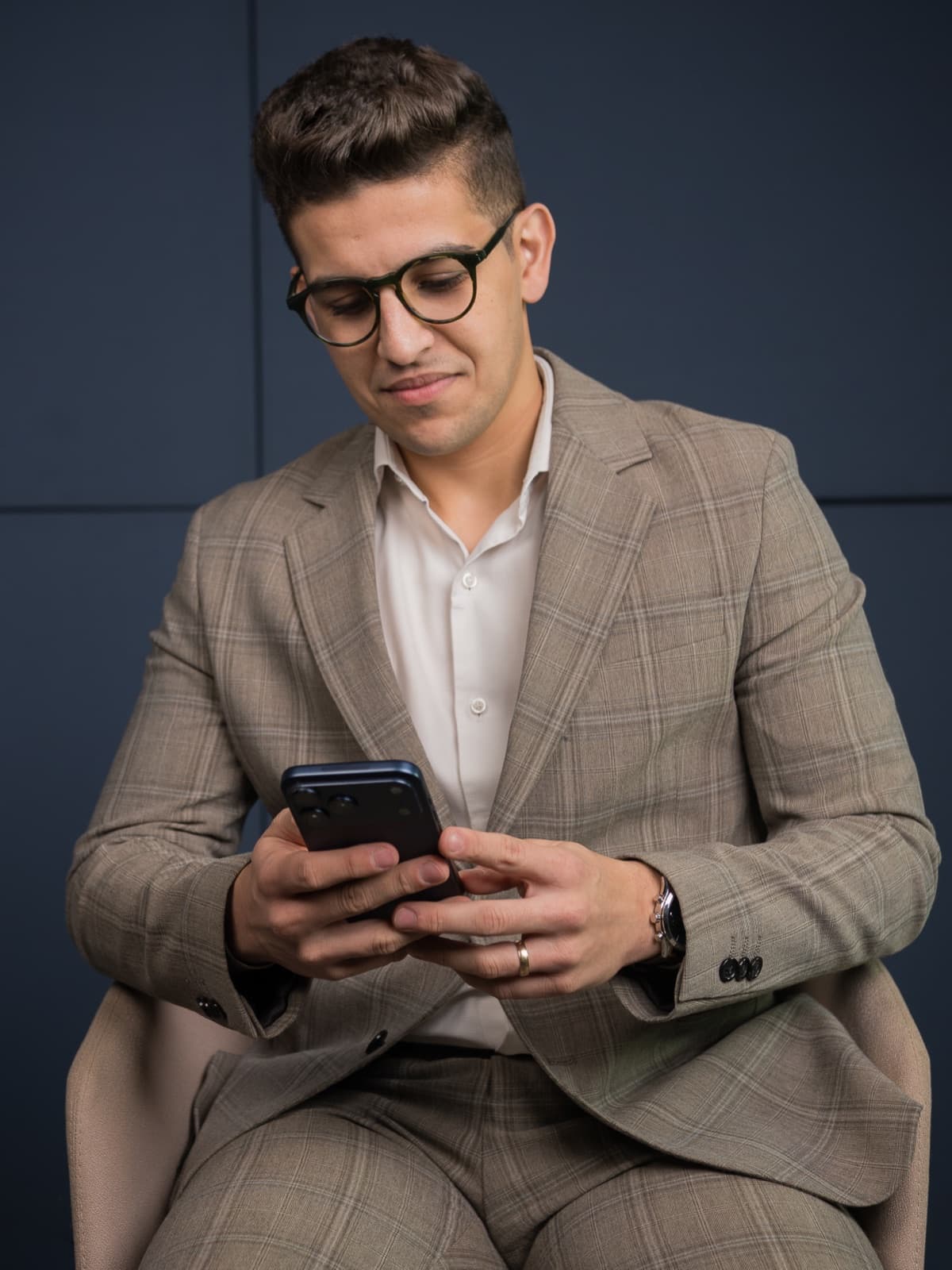 Lucas Monção usando o app de nutrição oncológica no celular
